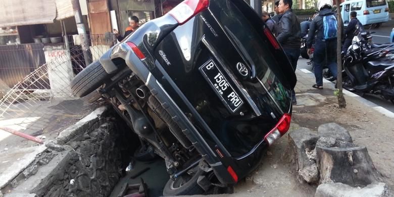 Toyota Avanza dengan nomor polisi B 1506 PRU mengalami kecelakaan tunggal di Jalan Jenderal Ahmad Yani, Jakarta Timur, Kamis (14/4/2016).