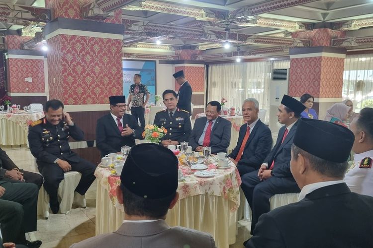 Pj Gubernur Jateng Nana Sudjana mengikuti serah terima jabatan dengan Ganjar Pranowo di kompleks gubernur, Rabu (6/9/2023).
