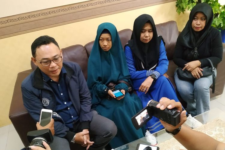 Deni Amirudin (kiri) bersama para wali tersangka usai membuat laporan di Polda Kalbar, Sabtu (13/4/2019)