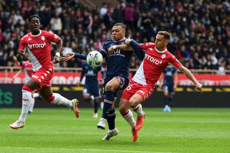 Kylian Mbappe (Tengah) berduel dengan Ruben Aguilar (kanan) pada pertandingan pekan ke-29 Ligue 1 Perancis yang mempertemukan AS Monaco vs PSG di Stade Louis II, Minggu (20/3/2022) malam WIB. Hasil AS Monaco vs PSG 3-0 untuk kemenangan tim tuan rumah.