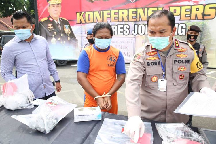 Pelaku pembuat petasan saat dipublikasikan Kepolisian Resor (Polres) Jombang, Jawa Timur, Rabu (29/4/2020).