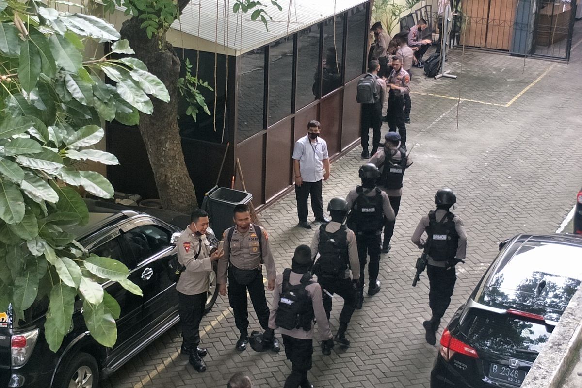 sejumpah polisi berjaga di PN Jakarta Utara jelang sidang putusan penyerang Novel Baswedan, Kamis (16/7/2020)