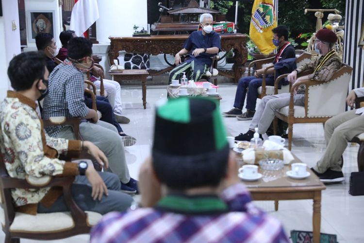 Gubernur Jawa Tengah (Jateng) Ganjar Pranowo saat menyambut sejumlah aktivis mahasiswa di rumah dinasnya yang berlokasi di Puri Gedeh, Kota Semarang, Rabu (28/7/2021) malam.