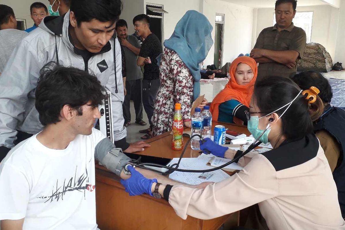 Dokter dari Puskesmas Kalideres saat melayani para pencari suaka di Gedung eks Kodim, Jakarta Barat pada Senin (15/07/2019).