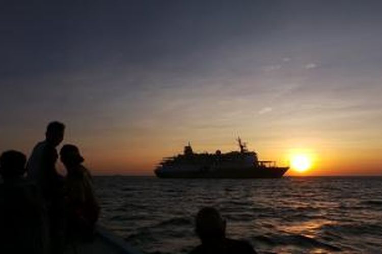 Para wisatawan menikmati momen-momen matahari terbenam setelah snorkeling di Laut Karimunjawa, Jepara, Jawa Tengah, Sabtu (18/7/2015). PT Pelni menawarkan pilihan wisata bahari seperti ke Karimunjawa menggunakan kapal feri.