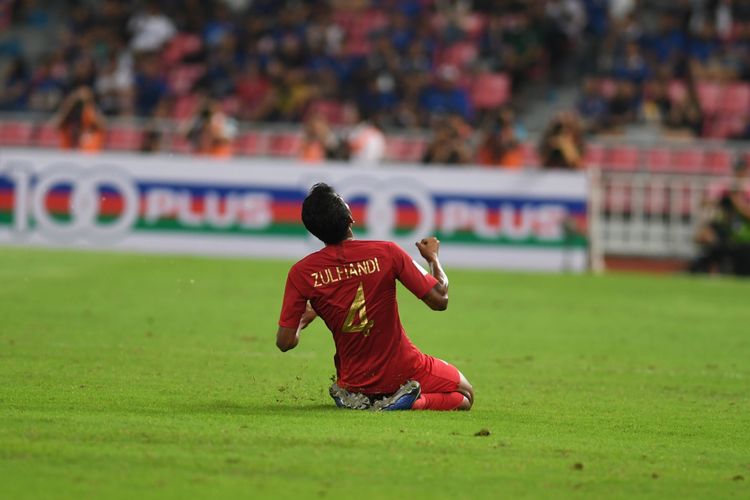 Pesepak bola Indonesia Zulfiandi melakukan selebrasi usai mencetak gol ke gawang Thailand dalam laga lanjutan Piala AFF 2018 di Stadion Nasional Rajamangala, Bangkok, Thailand, Sabtu (17/11/2018). 