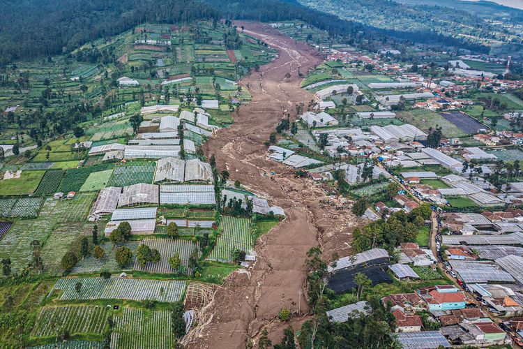Lanskap lokasi longsor di Desa Pasirlangu, Kecamatan Cisarua, Kabupaten Bandung Barat (KBB), Jawa Barat, Selasa (27/1/2026).