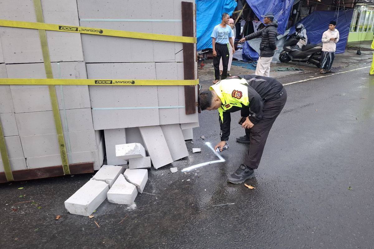 Polisi melakukam olah TKP truk hebel yang menabrak warung hingga 3 motor di Jalan Raya Bogor-Sukabumi, Kecamatan Cigombong, Kabupaten Bogor, Minggu (8/3/2026). Dok polisi