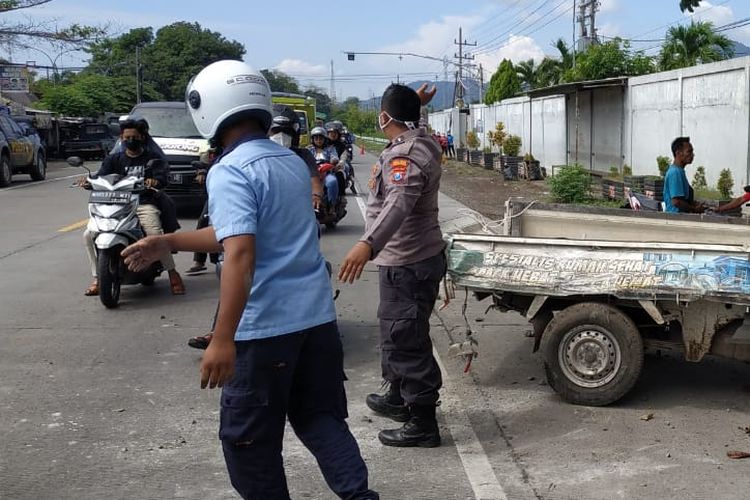 Pikap yang terlibat kecelakaan di jalur Pantura Paiton Probolinggo.