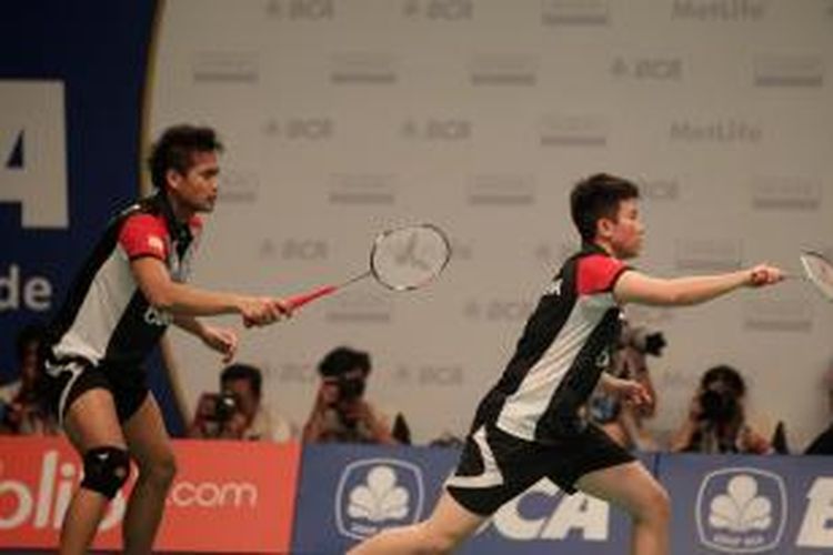 Ganda campuran Indonesia, Tontowi Ahmad/Liliyana Natsir, menerima servis dari ganda Jerman Michael Fuchs/Brigit Michels pada babak pertama BCA Indonesia Open Superseries 2014 di Istora Senayan, Jakarta. Tontowi/Liliyana menang 21-16, 18-21, 21-19. 