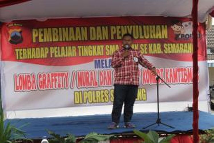 Seorang komika yang tengah tampil dihadapan ratusan penonton yang   sebagian besar adalah polisi dihalaman Mapolres Semarang, Jumat (18/12/2015)   siang.