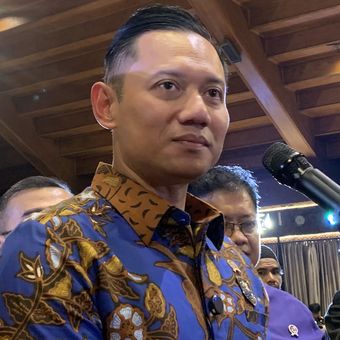 Menteri Koordinator Bidang Infrastruktur dan Pembangunan Kewilayahan Agus Harimurti Yudhoyono (AHY) saat ditemui di Balai Makarti, Jakarta Selatan, Rabu (18/6/2025).