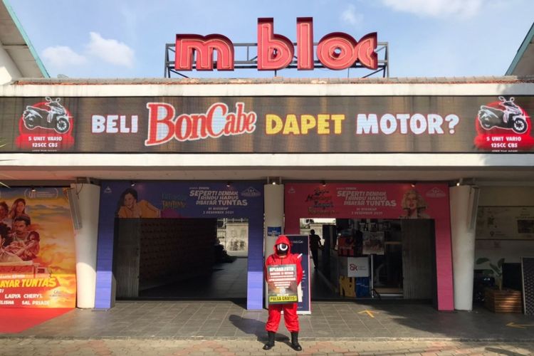 Si Merah yang siap membagikan pulsa saat berada di Mbloc, Jakarta.