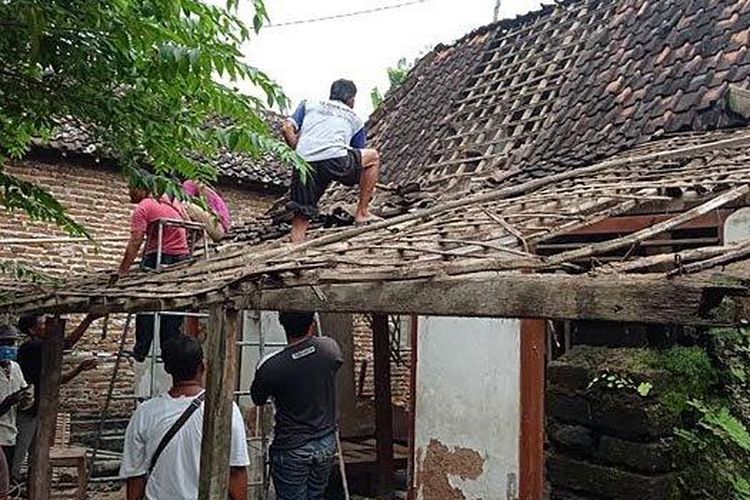 Cerita Bocah Satu Tahun Selamat dari Reruntuhan Rumah Ambruk Diguncang Gempa di Malang. Warga Gotong Royong Turunkan Atap Rumah Hadi Purnomo Yang Rusak Akibat Gempa Bumi 
