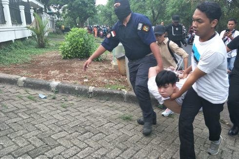 Polisi Gerebek Rumah Komplotan Penipu di Kebon Jeruk, Tersangka Kocar-kacir Loncat Pagar