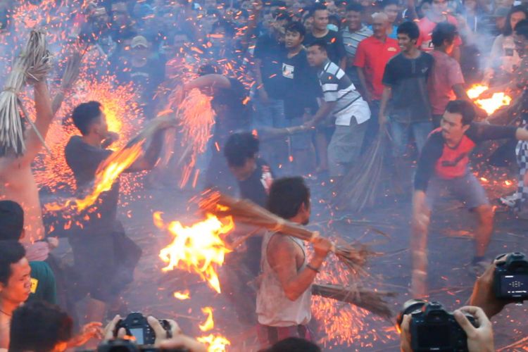 Tradisi perang api ini dijalankan umat Hindu di Mataram, jelang catur brata penyepian pada Tahun Baru Saka 1940, yang jatuh pada Sabtu (17/3/2018).