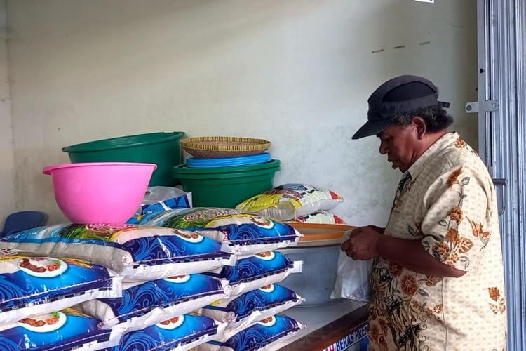 Harga kebutuhan pokok masyarakat khususnya beras semakin tinggi di Kabupaten Purworejo. Adanya bantuan beras 10 kg per keluarga belum mampu menstabilkan dan mencukupi kebutuhan masyarakat. 