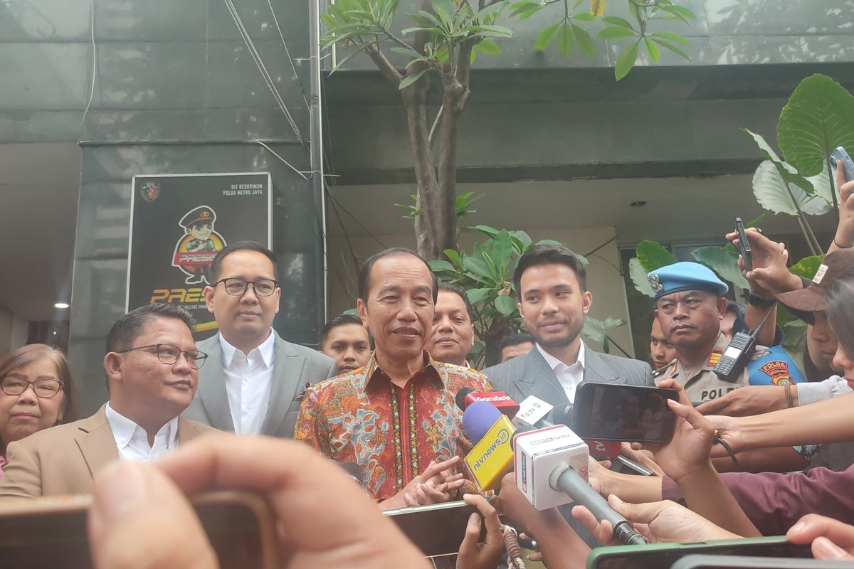 Jokowi bersama tim kuasa hukumnya seusai menjalani pelaporan di Polda Metro Jaya,  Rabu (30/4/2025)