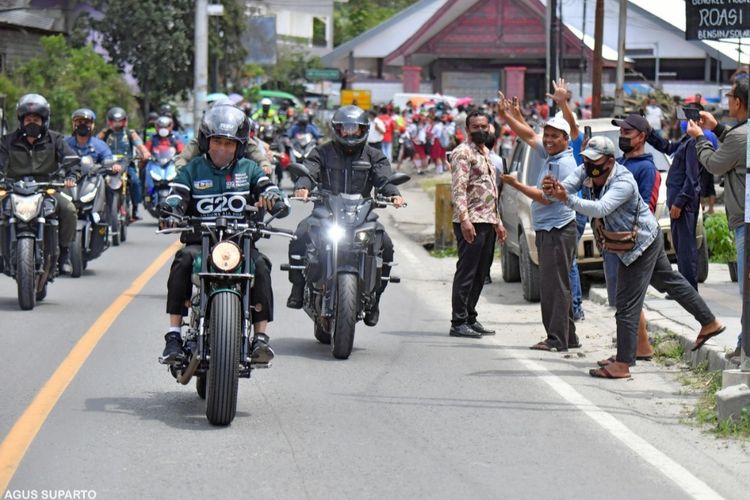 Presiden Joko Widodo dan sejumlah menteri yang mendampinginya dalam kunjungan kerja di Sumatera Utara menaiki sepeda motor dari Simpang Tiga Bandar Udara Sibisa, Kabupaten Toba menuju Kawasan Pantai Bebas Parapat, Kabupaten Simalungun, pada Rabu (2/2/2022).