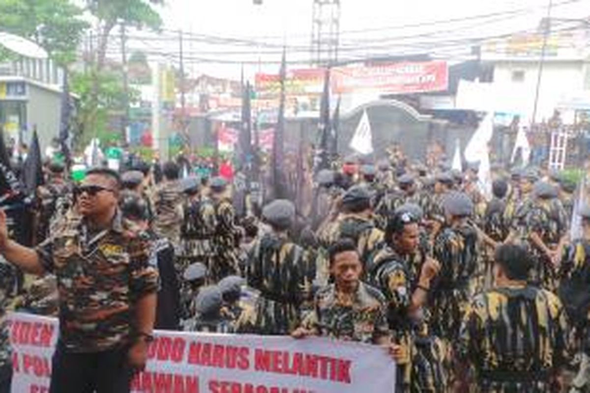 Massa pendukung Budi Gunawan bertambah dalam jumlah yang cukup signifikan saat sidang Putusan di Pengadilan Negeri Jakarta Selatan, Senin (16/2/2015) pagi.