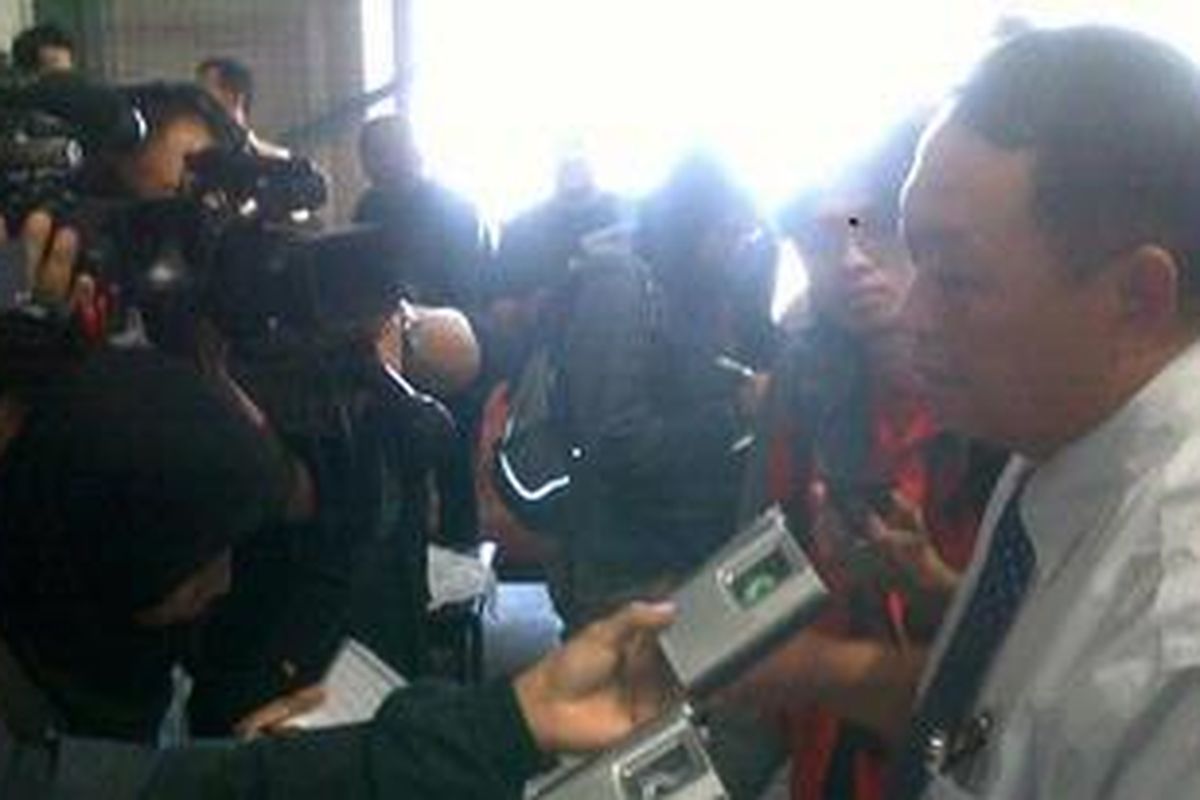 Kepala Bank Indonesia Bandung, Lucky Fathul Aziz Hadibrata, memberikan keterangan pers.