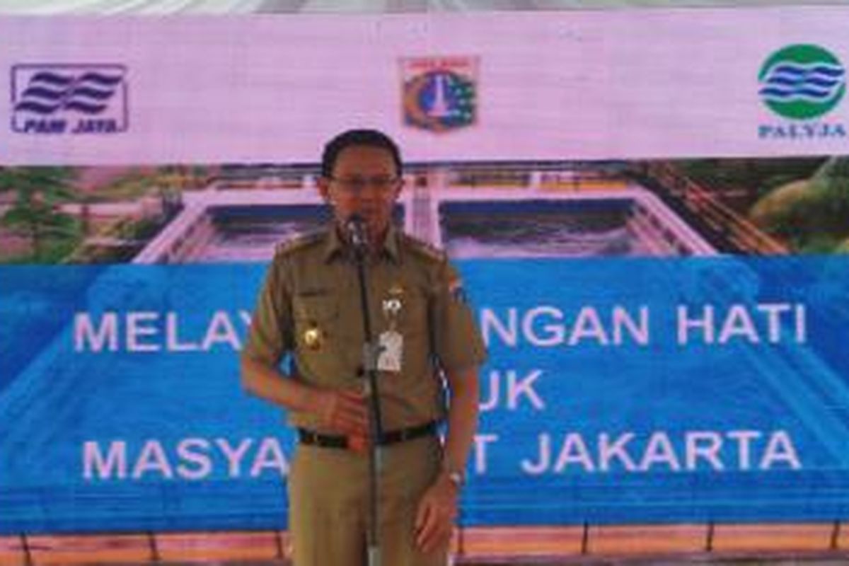Gubernur DKI Jakarta Basuki Tjahaja Purnama saat meninjau keadaan Kanal Banjir Barat (KBB) di Palyja, Jakarta Pusat, Selasa (19/5/2015). 