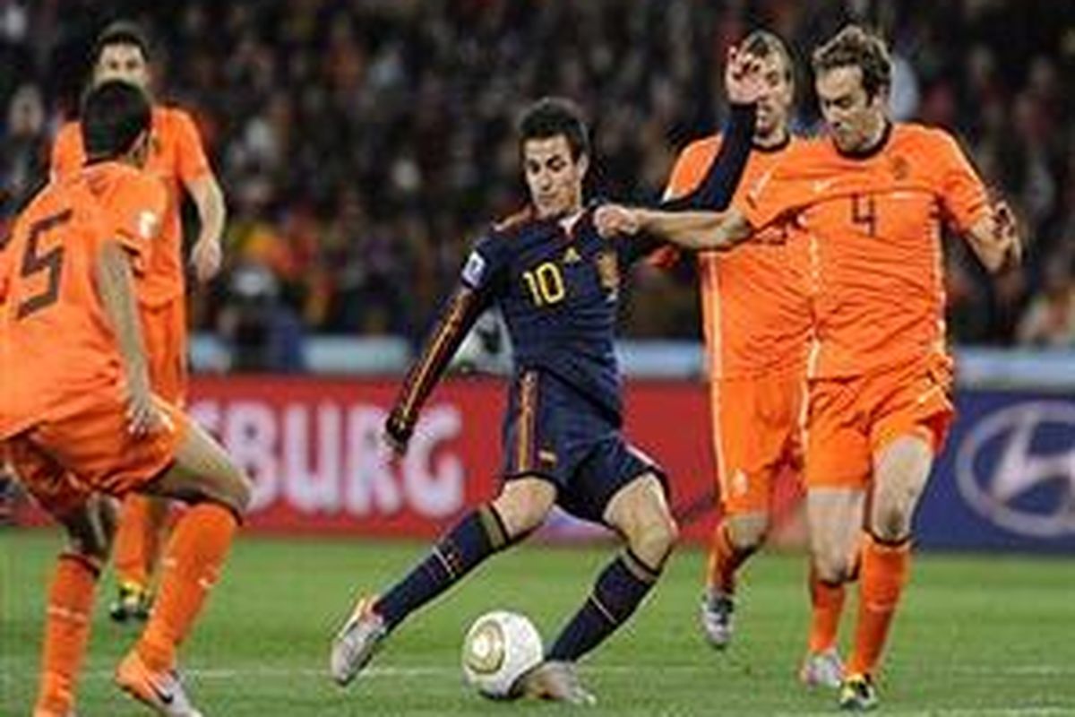 Gelandang Spanyol dan Arsenal, Cesc Fabregas (tengah).