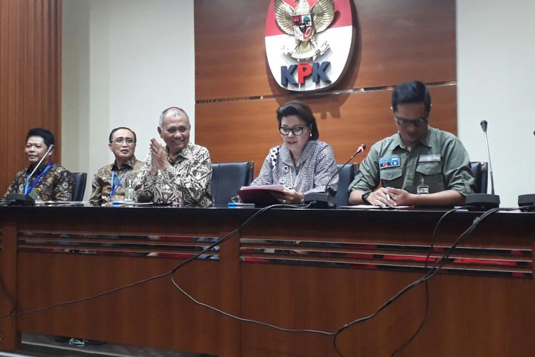 KPK menggelar jumpa pers bersama pihak Mahkamah Agung terkait kasus OTT hakim dan panitera penggani PN Tipikor Bengkulu, di gedung KPK, Kuningan, Jakarta, Kamis (7/9/2017)