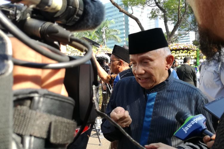 Mantan Ketua MPR Amien Rais usai melayat ke rumah duka BJ Habibie di Jalan Patra Kuningan XIII Blok L15/7 No.5, Setiabudi, Jakarta Selatan, Kamis (12/9/2019).