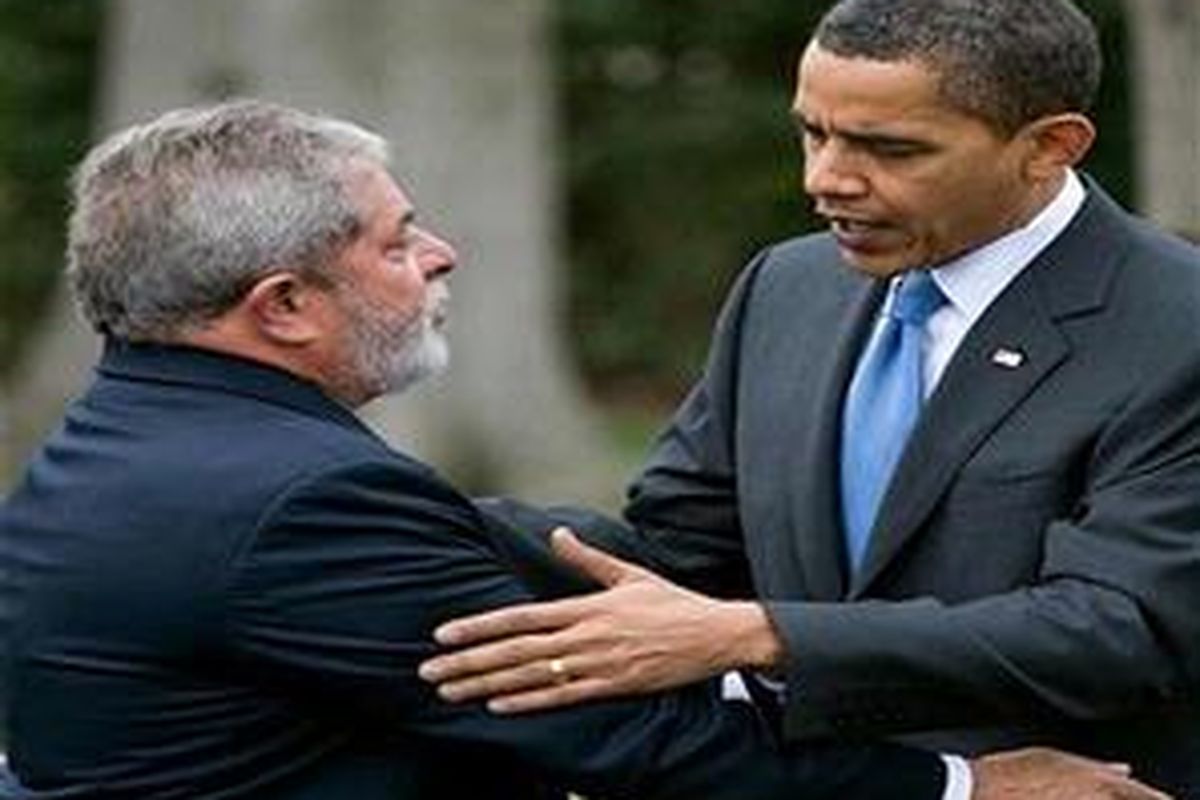 Presiden AS Barack Obama (kanan) memeluk Presiden Brazil  Inacio Lula da Silva saat berpisah di South Lawn setelah mengikuti pertemuan di Oval Office, Gedung Putih, Washington, DC, 14 Maret 2009 
