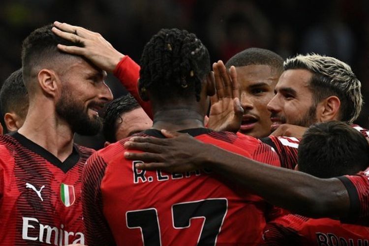 Penyerang AC Milan, Olivier Giroud (paling kiri), melakukan selebrasi usai mencetak gol ke gawang Hellas Verona pada laga pekan ke-38 Liga Italia Serie A 2022-2023 di Stadion San Siro, Minggu (4/6/2023) malam waktu setempat. Terkini, Milan menang 4-0 atas Etoile du Sahel berkat hattrick Ruben Loftus-Cheek, Sabtu (12/8/2023). (Foto oleh GABRIEL BOUYS/AFP)