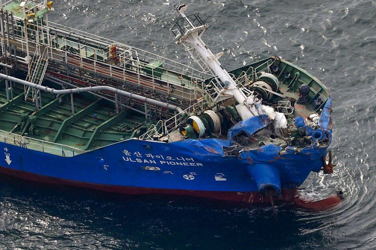 Kapal tanker yang menabrak kapal kargo di Laut Pedalaman Seto, Jumat (28/05/2021).
