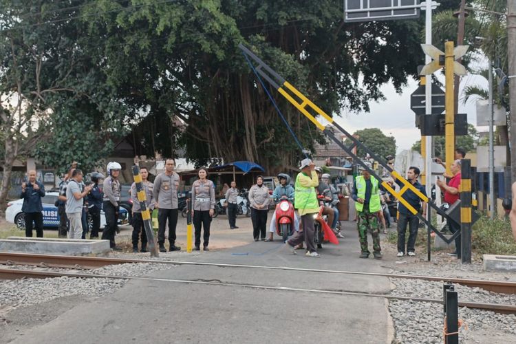 Kapolres Malang, AKBP Putu Kholis Aryana saat mengecek pembangunan palang pintu perlintasan sebidang kereta api di Kabupaten Malang, Selasa (12/9/2023).