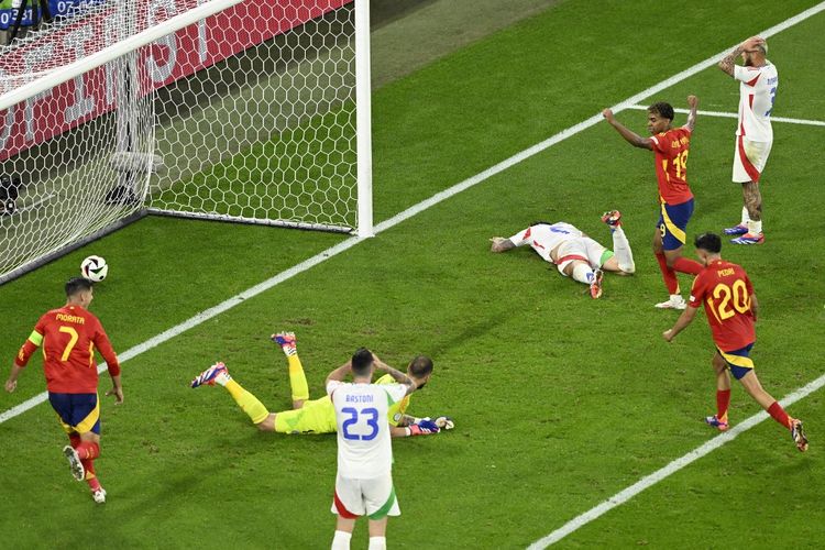 Para pemain Spanyol merayakan gol bunuh diri bek Italia Riccardo Calafiori. Pertandingan Spanyol vs Italia berlangsung di Stadion Arena AufSchale di Gelsenkirchen pada Kamis (20/6/2024) atau Jumat dini hari WIB.