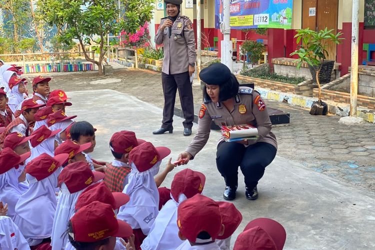 Polri Sambangi SD Negeri di Depok, Edukasi Siswa hingga Ikut Bagikan MBG