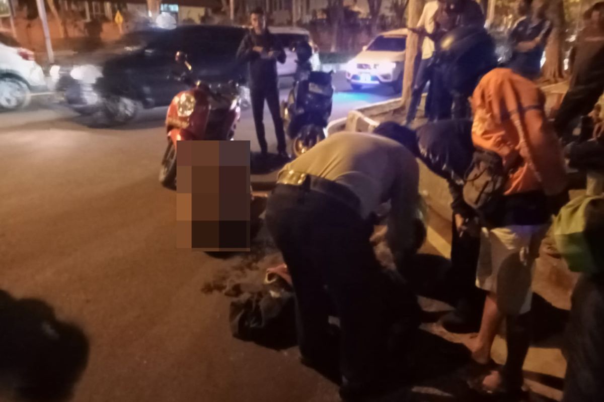 Petugas kepolisian bersama avsec PT  Angkasa Pura menemukan, AFS (23), mahasiswa asal Medan. Sumatra Utara, dalam kondisi telanjang di pinggir jalan di kawasan Bandara Internasional I Gusti Ngurah Rai, Badung, Bali, pada Jumat (8/9/2023). /Dok. Humas Polres Kawasan Bandara Ngurah Rai