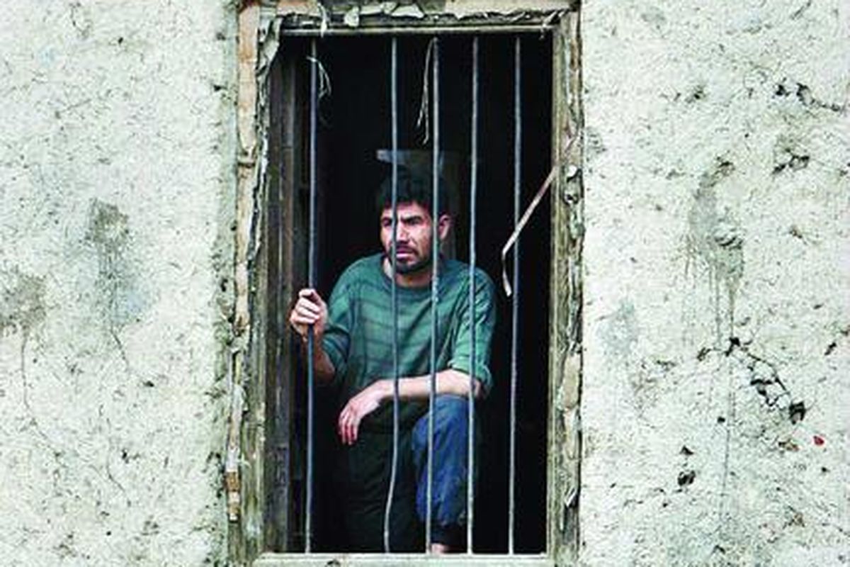 Seorang pria Afganistan memandang ke luar rumahnya dari jendela di Kabul, Minggu (6/4). Warga Afganistan sering kali memilih berdiam di rumah untuk menghindari risiko terbunuh karena situasi yang tidak aman.