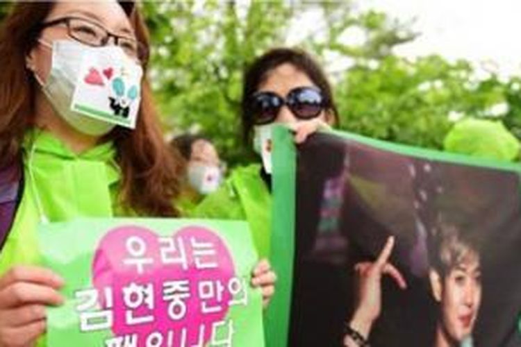 Para penggemar Kim Hyun Joong berbaris di depan lokasi pendaftaran wajib militer,  di perkemahan militer Gyeonggido, Korea Selatan, Selasa (12/05/2015) waktu setempat.