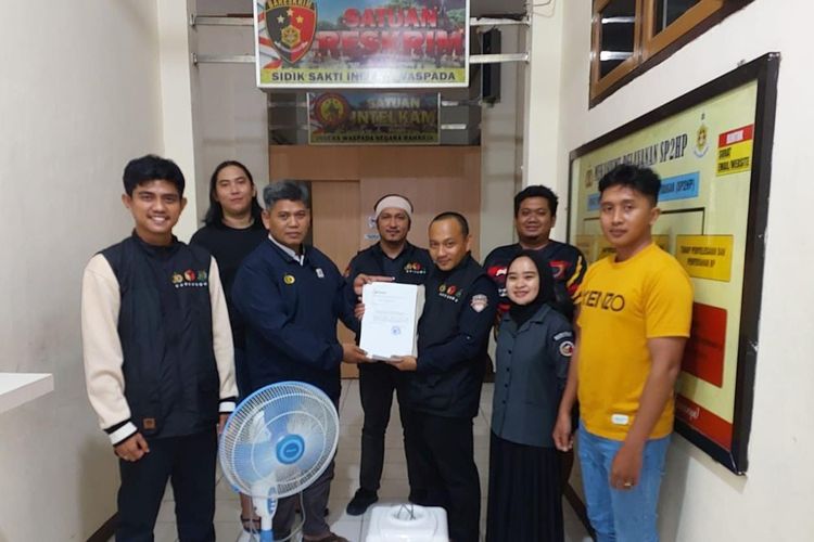 Gakumdu menyerahkan berkas caleg DPRD Nunukan pemberi doorprize kipas angin dan dispenser ke Polres Nunukan