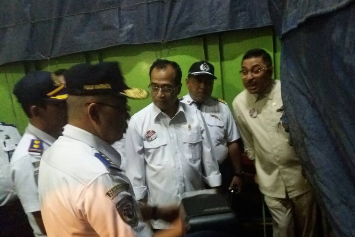 Menteri Perhubungan (Menhub) Budi Karya Sumadi, mengunjungi Pelabuhan Penyeberangan Ketapang, Banyuwangi, Jawa Timur, Sabtu (17/6/2017) malam,