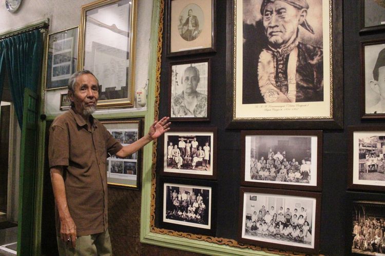 Raden Pepet Djohar (78) cicit Bupati Cianjur ke-10, R.A.A Prawiradiredja II saat menceritakan silsisah keluarga melalui foto yang terpajang di Bumi Ageung Cikidang, Kabupaten Cianjur, Jawa Barat.