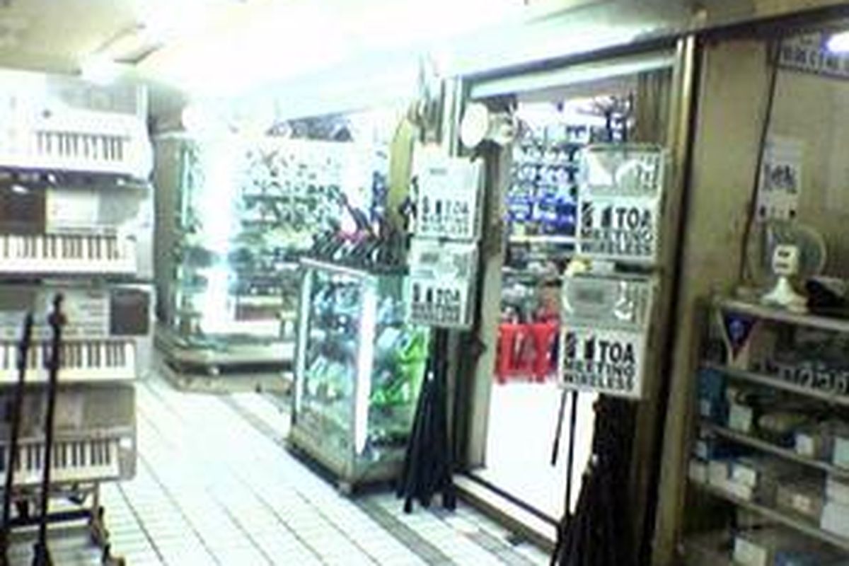 Suasana di pusat barang elektronik Glodok, Jakarta Barat.