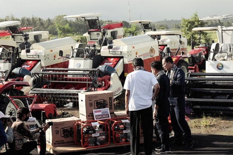 Menteri Pertanian Syahrul Yasin Limpo (Mentan SYL) saat melakukan kunjungan dan pengecekan alat mesin pertanian (alsintan) yang diperuntukan untuk para petani dan pelaku usaha pertanian. 