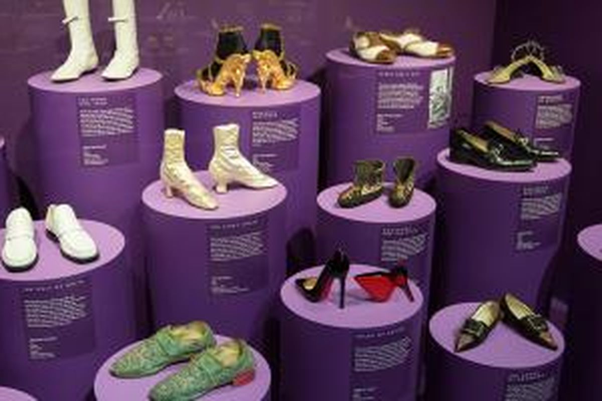 Pameran sepatu di Inggris tampilkan 250 koleksi sepatu dari masa ke masa.