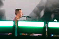 Pantun Lengkap Chris Martin dalam Konser Coldplay di Jakarta