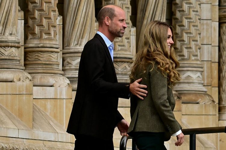 Catherine Middleton atau Kate Middleton (kanan) tampil dengan warna rambut baru saat mengunjungi National History Museum di London, Inggris, pada Kamis (4/9/2025) bersama Pangeran William (kiri).