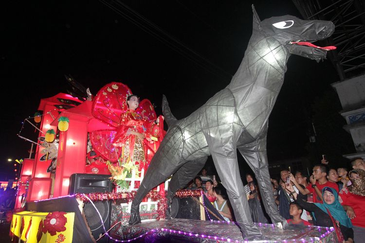 Kemeriahan Pawai Lampion dalam rangkaian puncak perayaan Imlek dan Cap Go Meh 2569 di Kota Singkawang, Kalimantan Barat (28/2/2018)