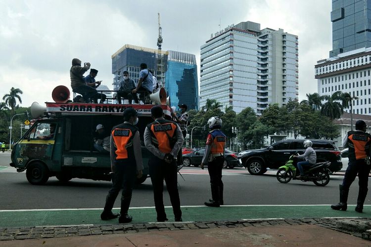 Sejumlah buruh yang akan menggelar aksi unjuk rasa terkait kenaikan UMP mulai berdatangan ke sekitaran Jalan Menabrak Medan Merdeka Barat dan Monas, Jakarta Pusat, Rabu (8/12/2021). 