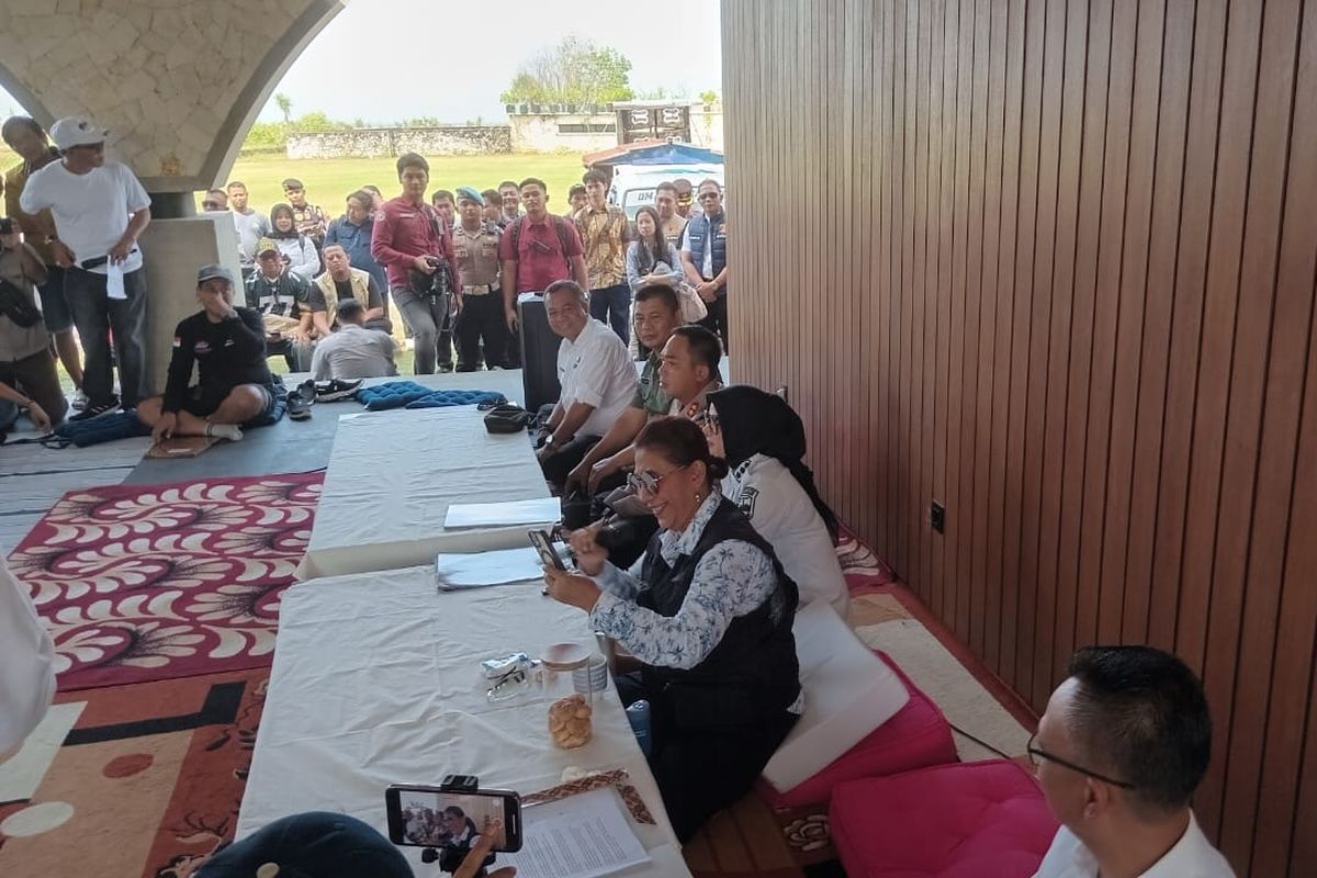 Mantan Menteri Kelautan dan Perikanan, Susi Pudjiastuti, saat video call dengan Gubernur Jabar Dedi Mulyadi pada momen deklarasi pelaku wisata Pangandaran menolak keramba jaring apung di Susi International Beach Strip Pamugaran, Kabupaten Pangandaran, Rabu (13/8/2025).