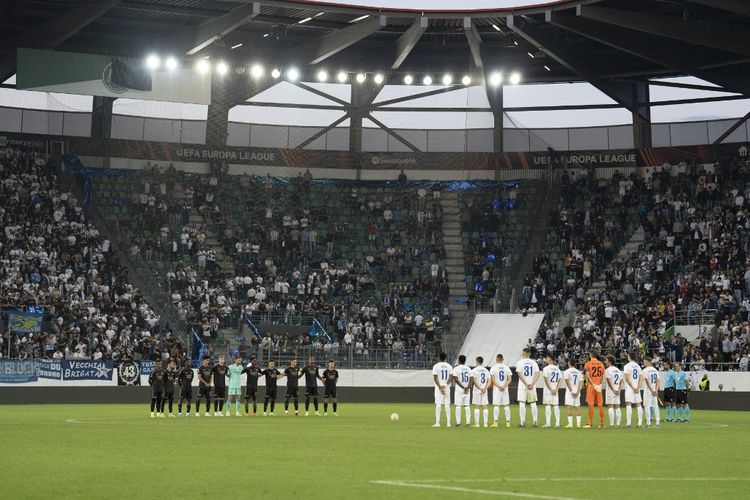 Para pemain FC Zurich dan Arsenal mengheningkan cipta sebelum bergulirnya laga babak kedua partai Grup A Liga Europa tersebut menyusul meninggalnya Ratu Elizabeth II pada Jumat (9/9/2022) dini hari WIB. Terkini, laga Arsenal vs PSV yang dijadwalkan berlangsung pada Kamis (15/9/2022) harus ditunda karena faktor personel keamanan.